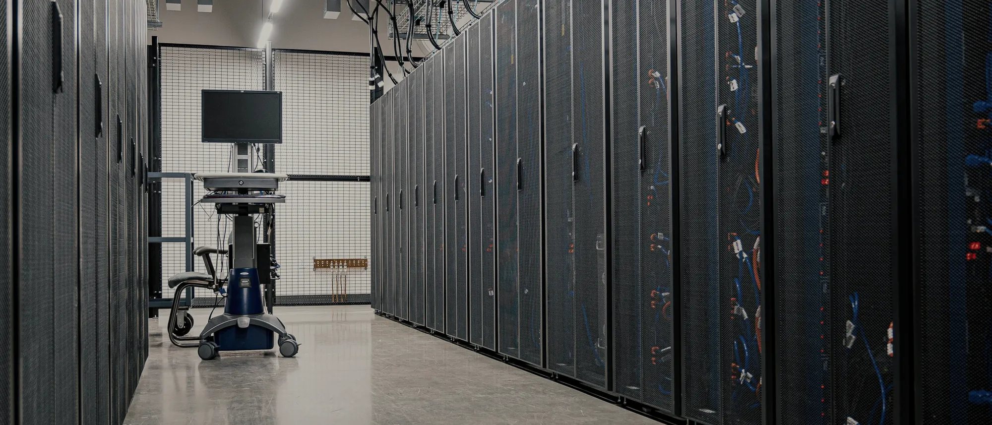 Serverraum mit Rackreihen — die Infrastruktur, auf der Prime CRM läuft